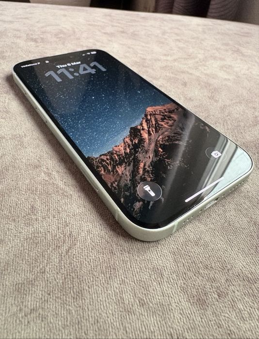 Iphone 15 verde 128GB bateria a 82%