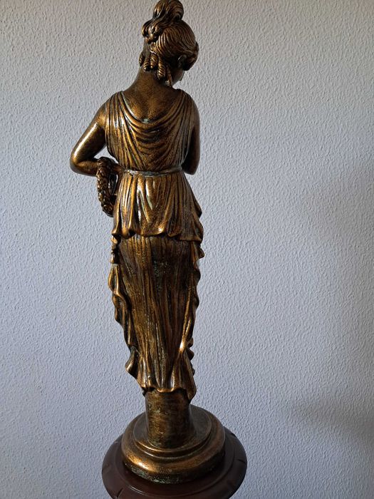 Estátua e base em madeira