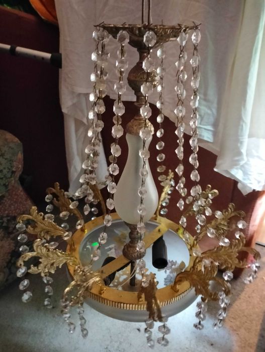 Candeeiro de teto em boas condições