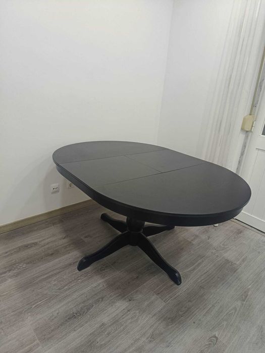 Mesa de jantar preta redonda