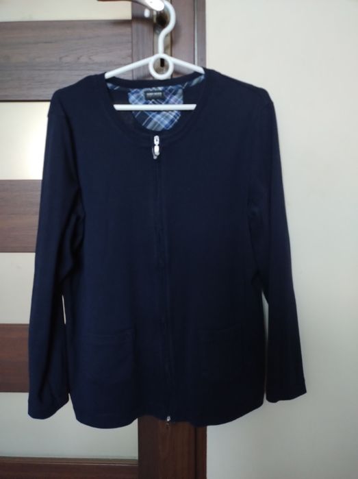 Granatowy sweter narzutka