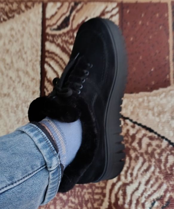 Продам зимние новые ботинки