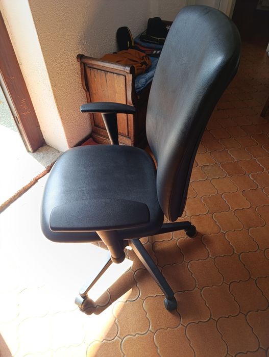 Cadeira escritório ergonómica giratória de pele