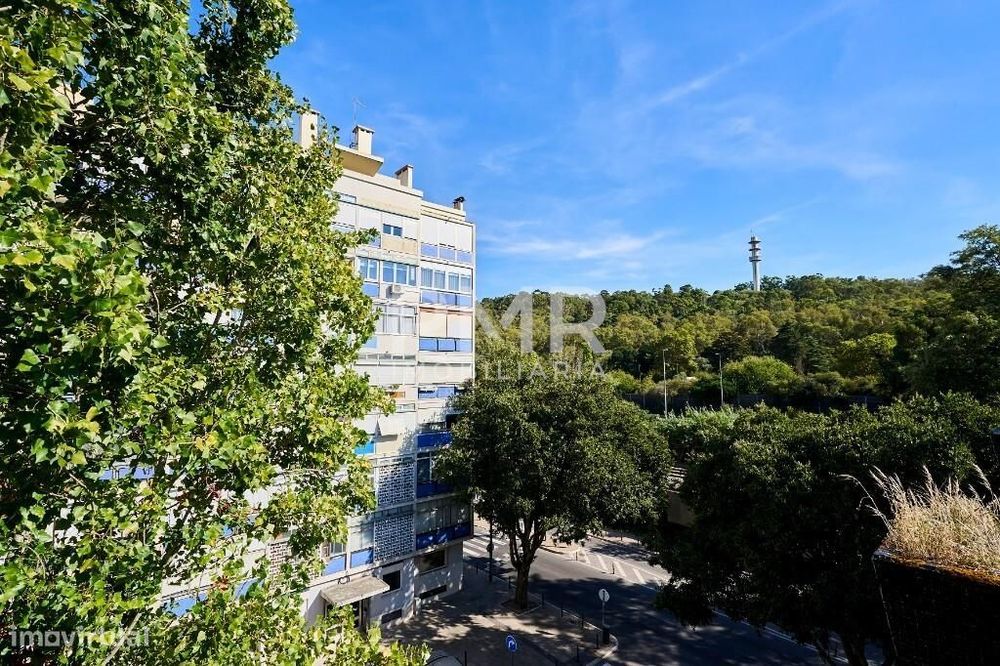 T2 remodelado com 2 casas de banho, em Benfica, próximo ao Califa e ao