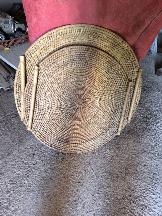 Pratos decorativos grandes em vime