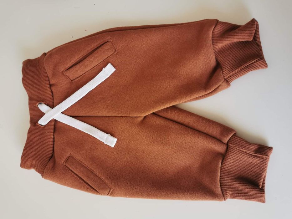 Bluza i spodnie dresowe marki MUUV