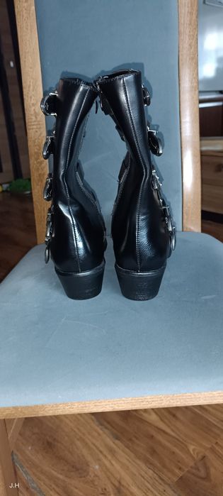 Botki, kowbojki, czarne ze sprzączkami.