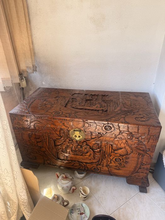 Arca / baú em madeira entalhada com motivos orientais – 100 cm