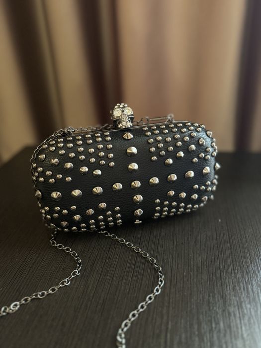 Маленькая сумка - клатч з шипами та черепом