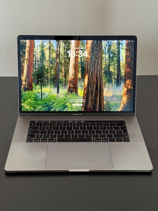 Apple MacBook Pro 15" touch bar 2018 / i7 6-core 2.6 GHz / 16GB RAM / 512GB SSD / Intel UHD Graphics 630