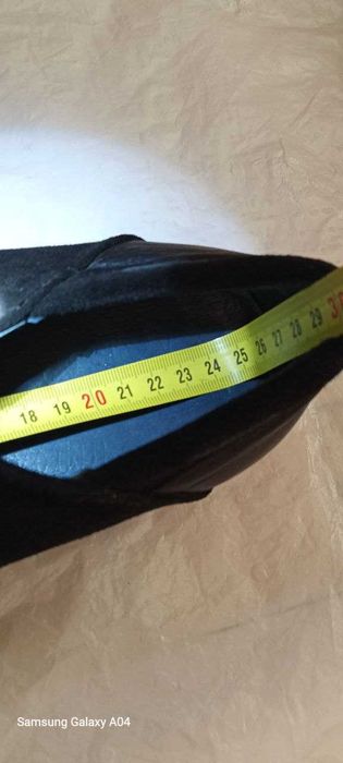 Продаю туфлі з натуральної замші на шнурівці. Стильна красива модель.