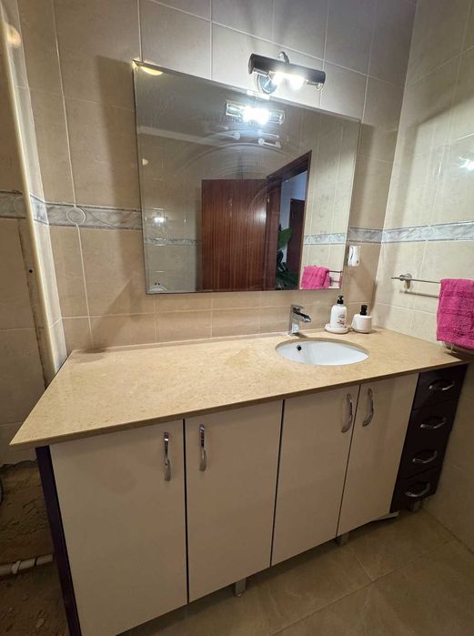 Móvel com lavatório, de casa de banho, com um design simples e elegante