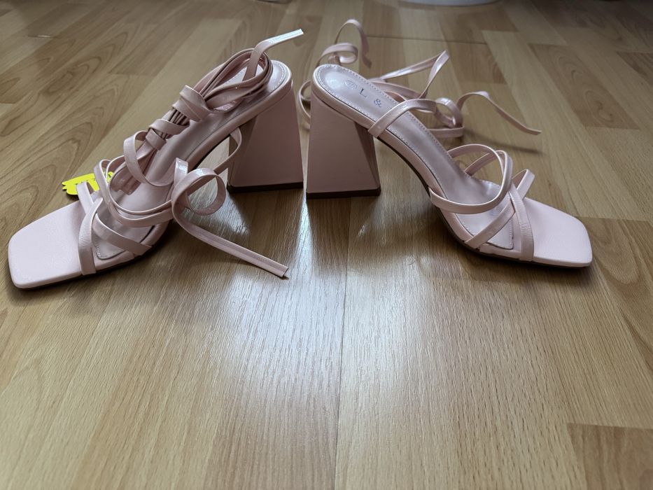 Персикового кольору босоніжки на завʼязках