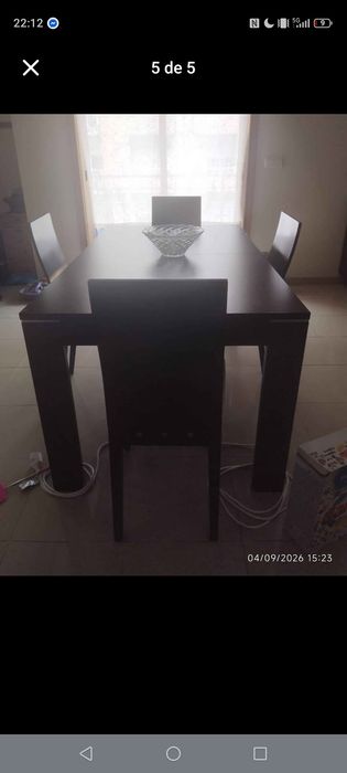 Mesa de refeicoes  extencivel com 6 cadeiras.