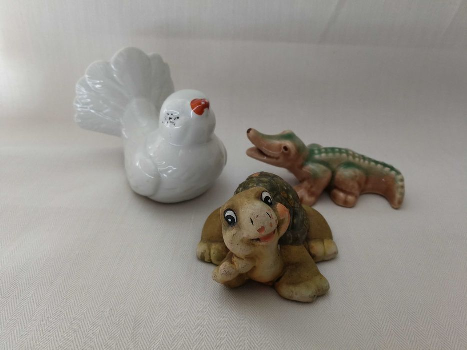 Figurki ozdobne małe / porcelana malowana i porcelit /3 sztuki