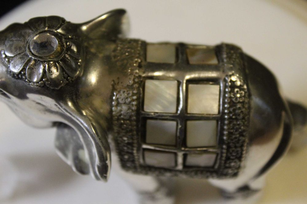 Elefante vintage indiano, prateado com incrustações de madrepérola .