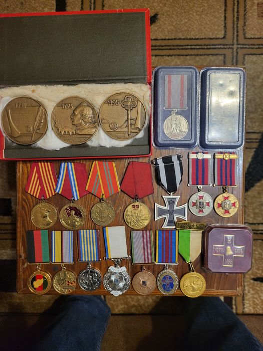 Значки разные, тяжелые.