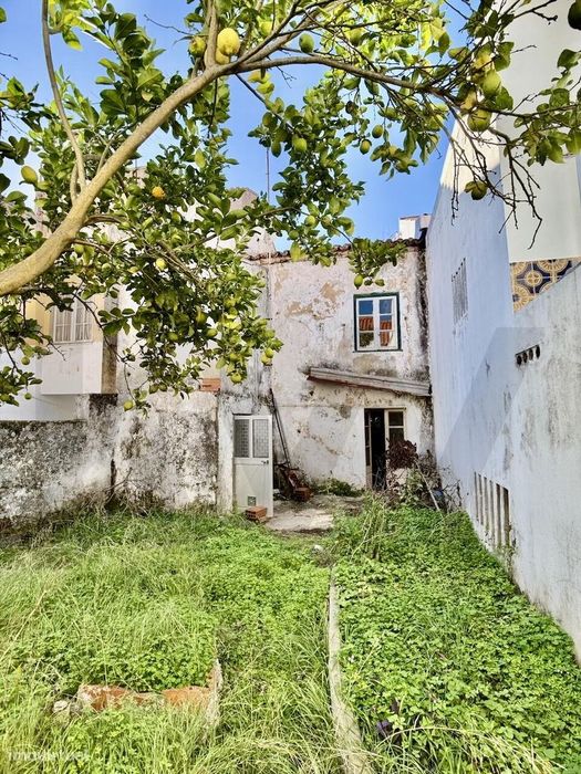 Moradia T3 para recuperar — no coração do centro histórico de Santiago