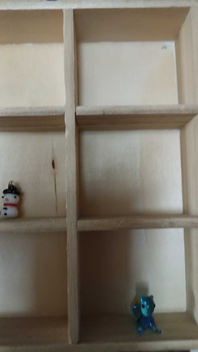 Szkło Murano i drewniana półka