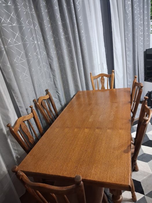Stół dębowy  plus 6 krzeseł.