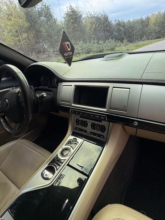 Jaguar xf250/bowers & wilkins
