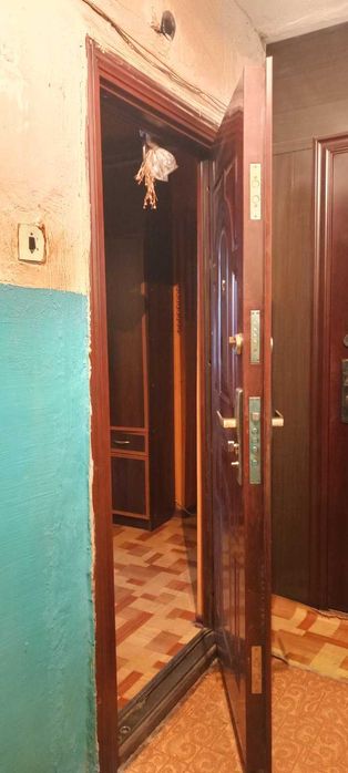 Продам двокімнатну по вул Черкасова