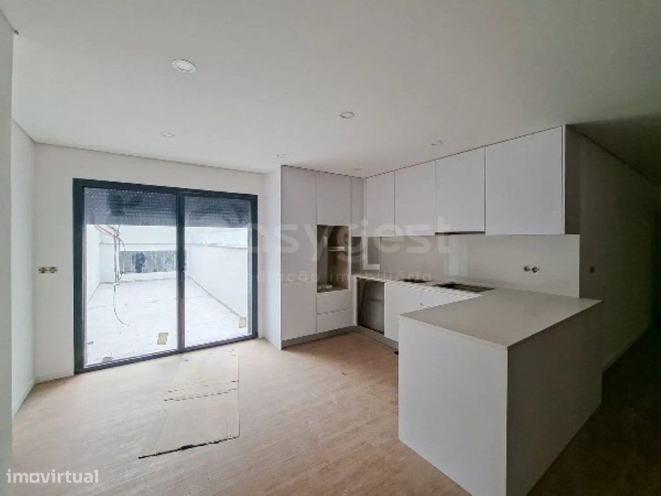Apartamento T1 com Terraço e lugar de garagem situado em Esgueira