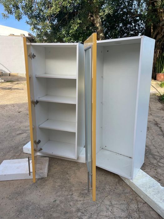 Armários de cozinha / multiusos em bom estado
2 Armários de cozinha /