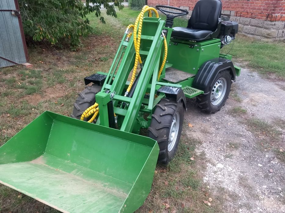 Miniładowarka o napedzie hydraulicznym.