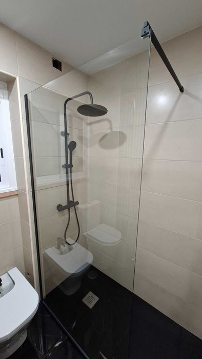 painel frontal banheira, em vidro e preto