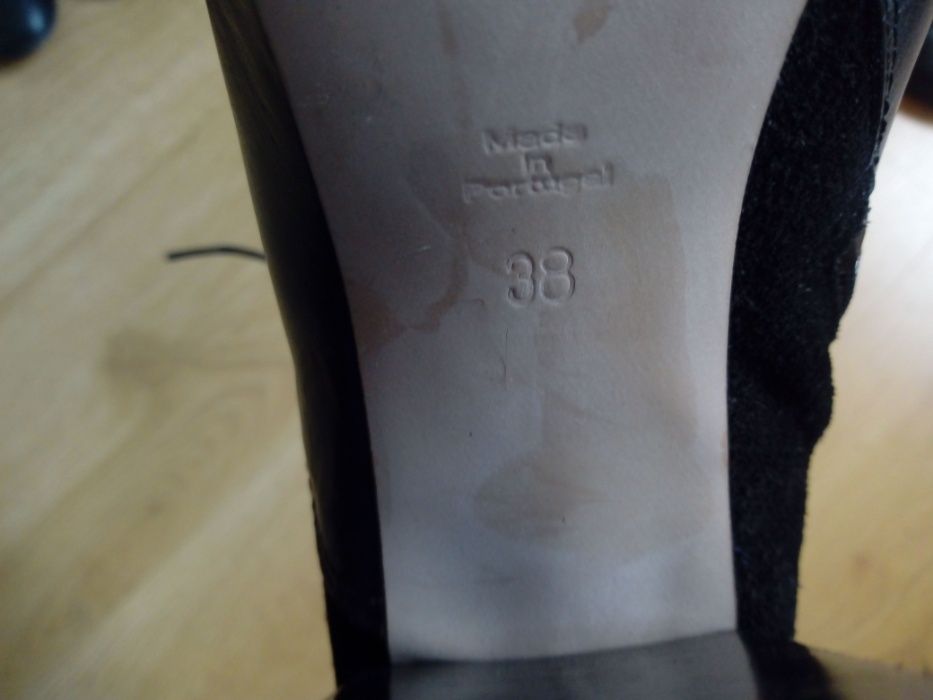 Botas pretas de salto