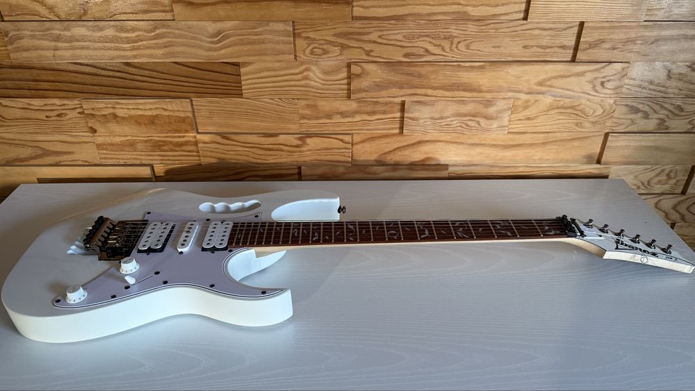 Pack Guitarra Elétrica Ibanez + Fender Frontman + Acessórios