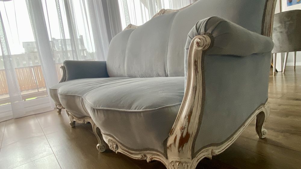 Błękitna francuska sofa
