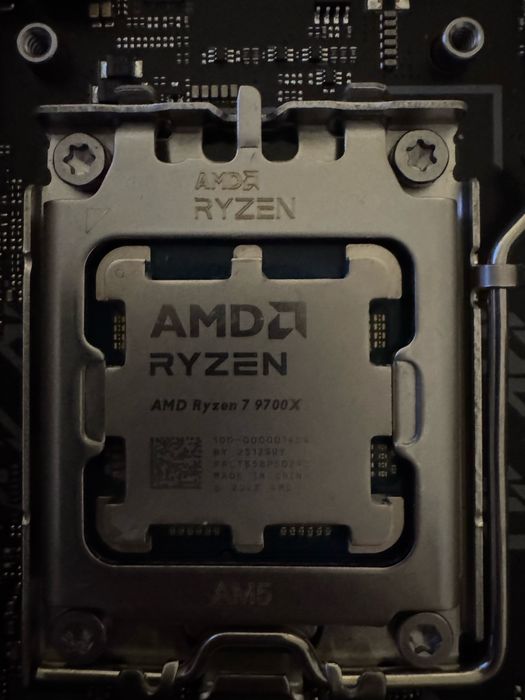 Asus ROG Strix B650e-i gaming am5 + ryzen 7 9700x itx sff