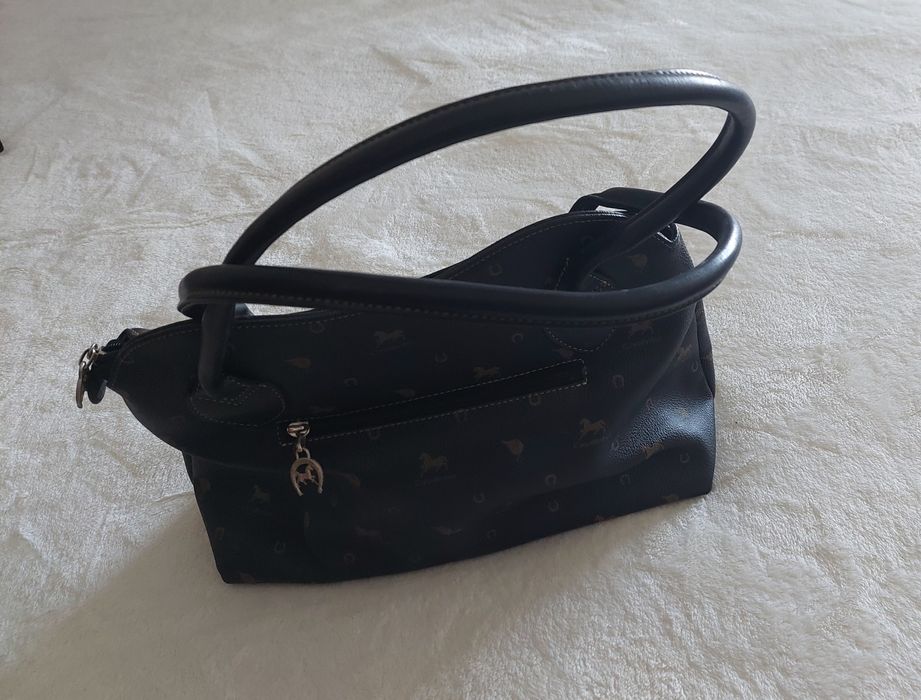 Mala preta da marca Cavalinho