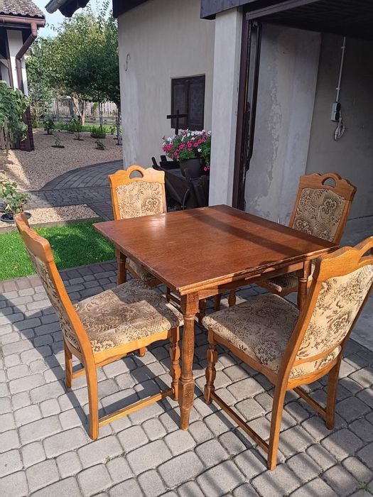 Stół rozkładany i 4 krzesła