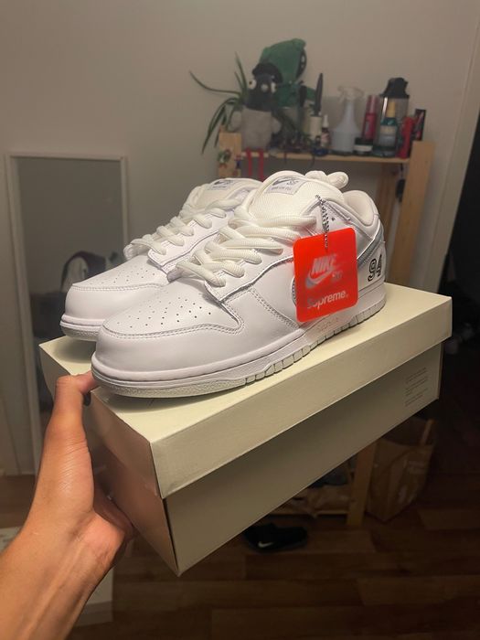 Supreme × Nike SB Dunk Low \"White Supreme x Nike SB Dunk Low White Metallic Silver HQ8487-100