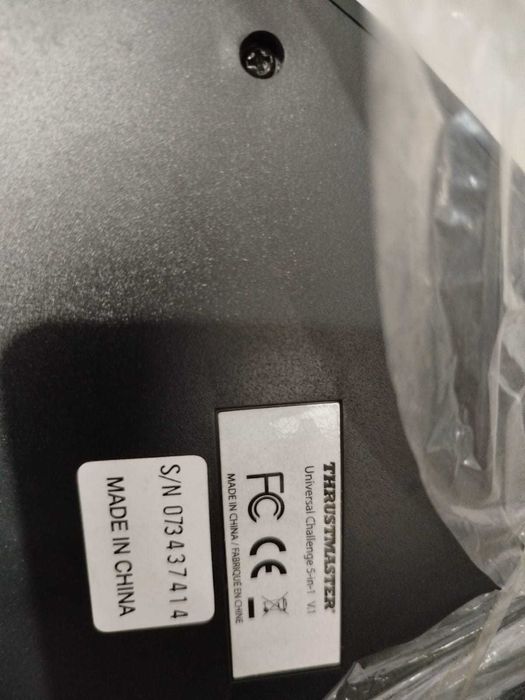 Volante e pedais Thrustmaster 5in1 com fios (NOVO, por estrear)