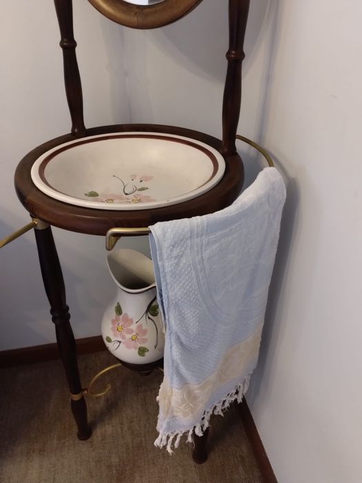 Lavatório Antigo em Madeira com Louça