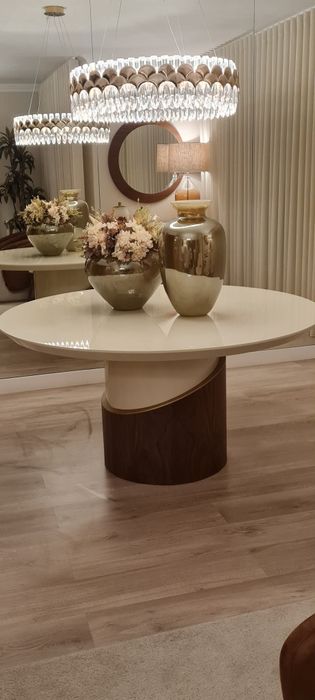 Mesa de jantar disponível