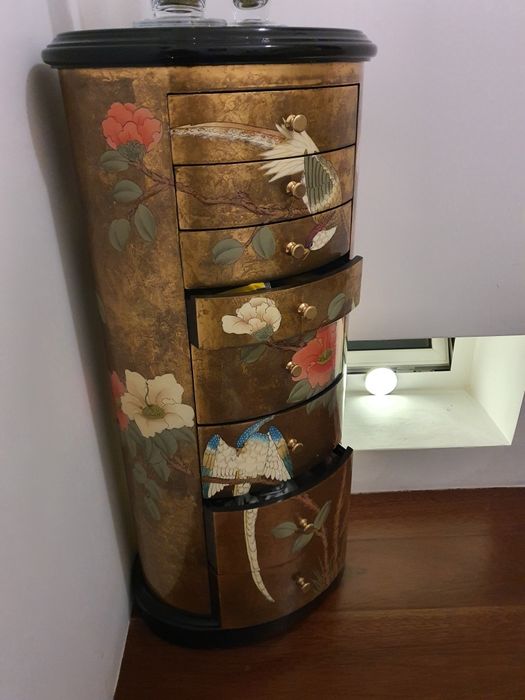 Móvel  Dourado com Flores