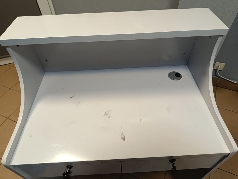 Sprzedam używane biurko - recepcja