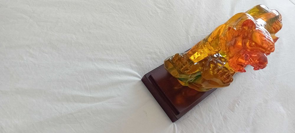 Peça Rara em Resina Tigre Crystalline Group por Tai Kwok!