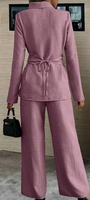 Lindíssimo elegante moderno conjunto  com pormenores na camisa  novo