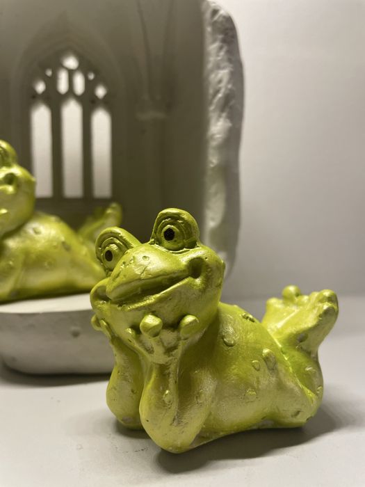 Статуетка -жабка з гіпсу