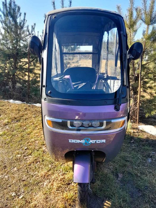 електроскутер закритого типу з кабіною