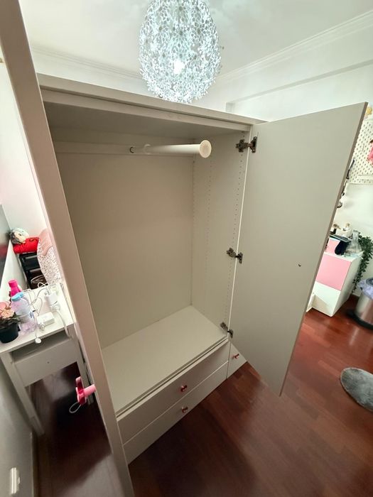 Cama com roupeiro integrado