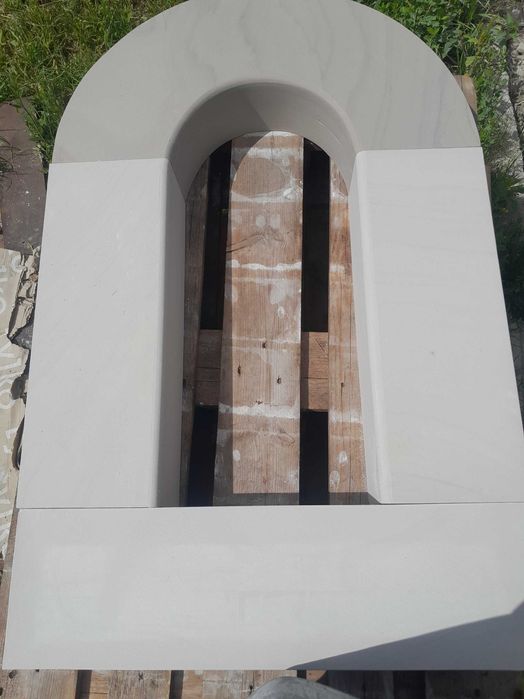 Kamień piaskowiec schody parapety łuki gzymsy elementy dekoracyjne postumenty