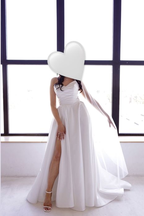 Весільна сукня зі шлейфом