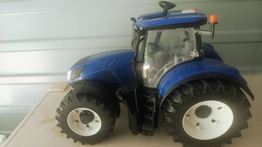 Bruder traktor new holland